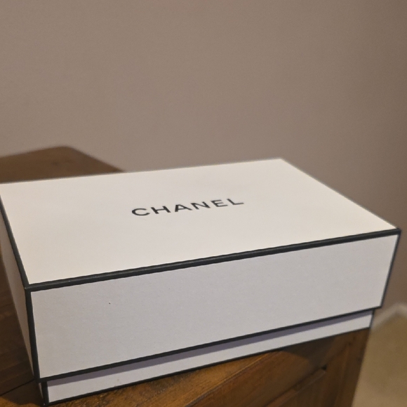 CHANEL Skincare Sample Set - Picture 15 of 15